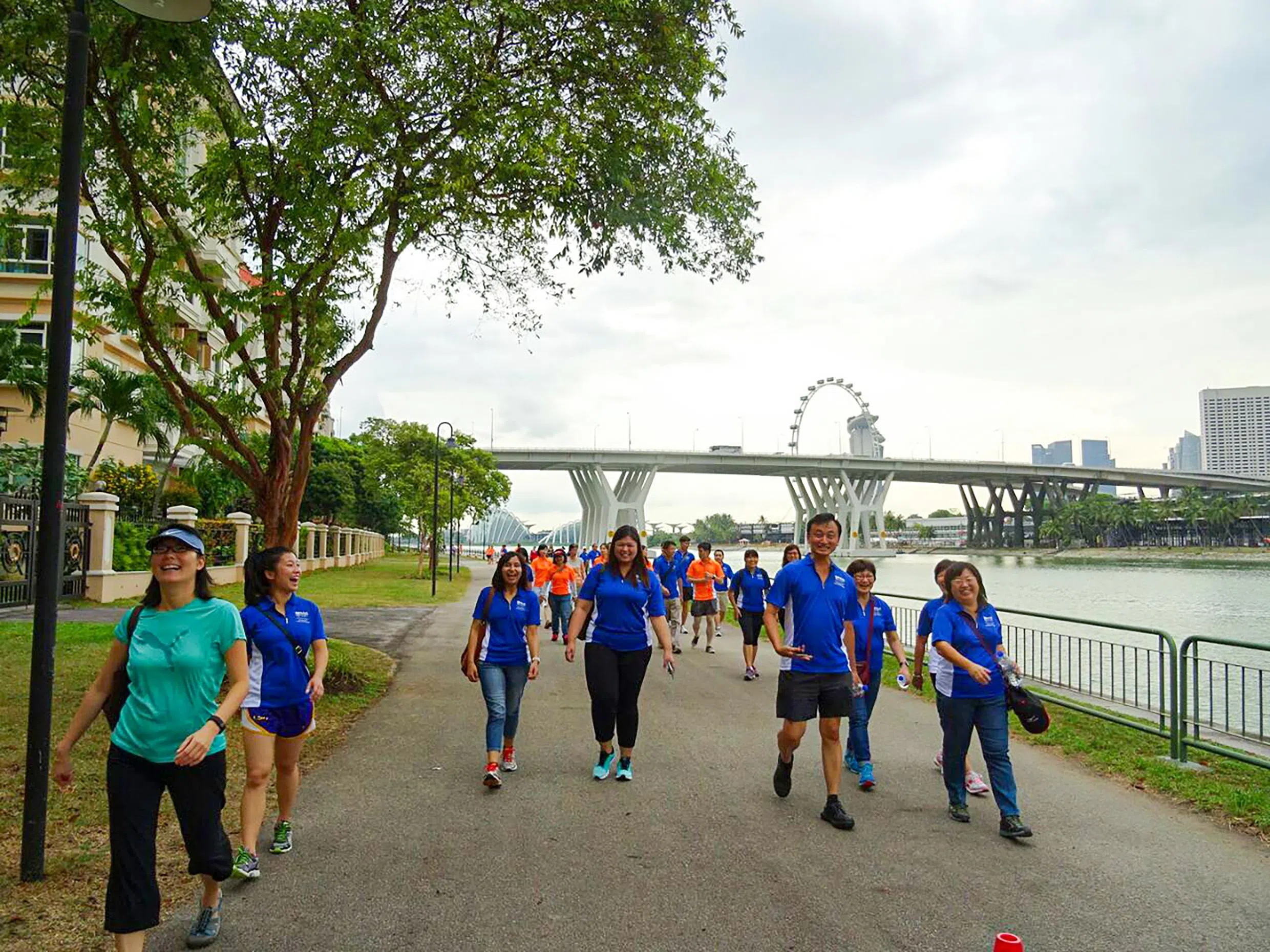 新加坡国立大学苏瑞福公共卫生学院2013年推出“Fitness Friday”活动，让员工每周五参与体能与康乐活动。图为谢继成教授（前右二）与职员一起参与活动。（国大苏瑞福公共卫生学院提供）
