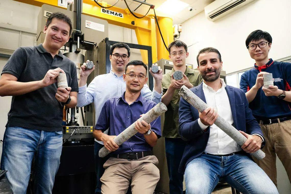 开发地热能的科研团队（前排左起）昂德里克提贾维博士（Hendrik Tjiawi）、吴为副教授、罗马尼奥利副教授（Alessandro Romagnoli）、（后排左起）傅敬存博士、陆大钊和杨立中博士，手握从海军部巷地下不同深度提取的岩芯样本。（南洋理工大学提供）
