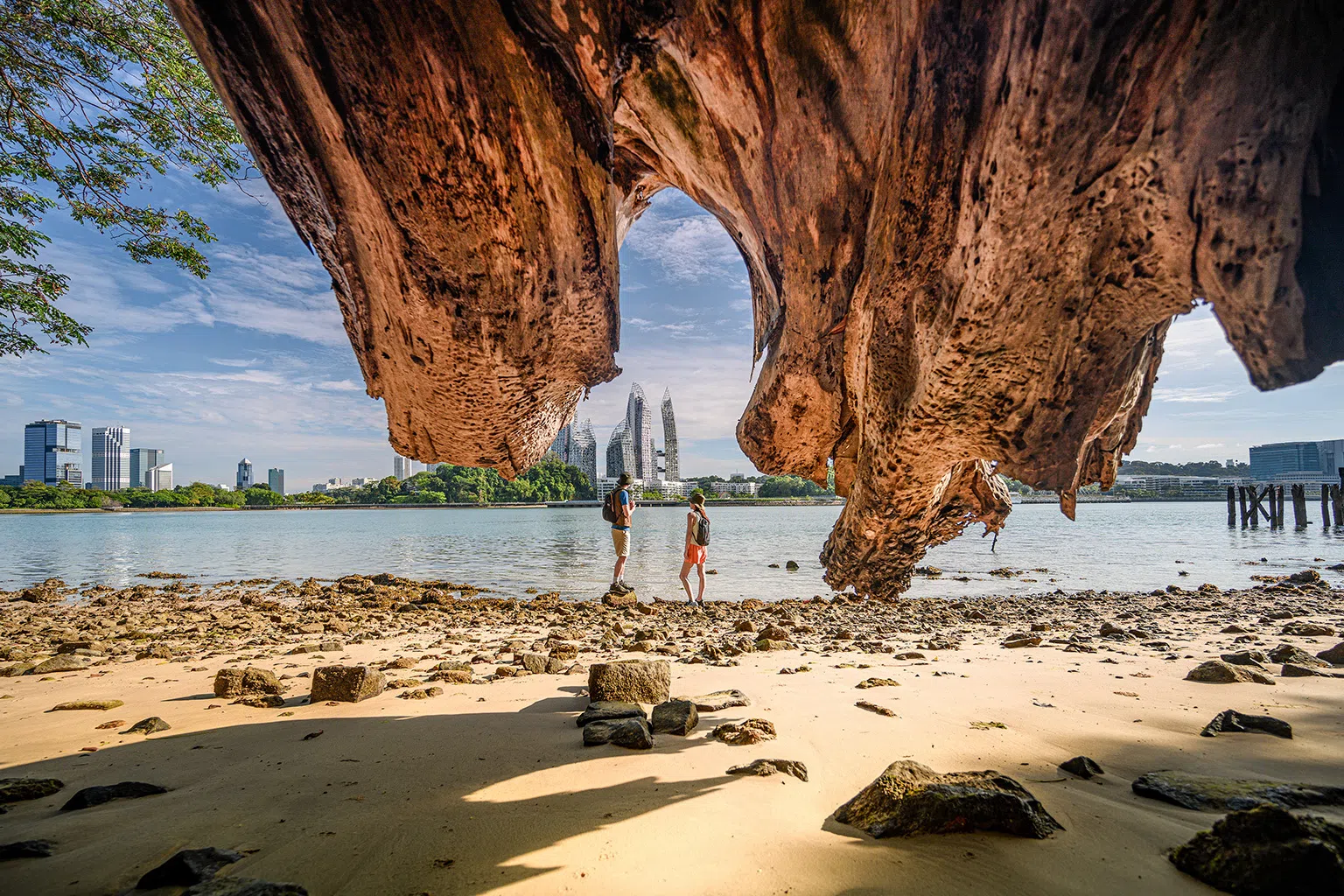 丹戎里茂的海岸景观与岩石海滩展现圣淘沙宁静的一面，让访客重新亲近大自然。（圣淘沙发展局提供）