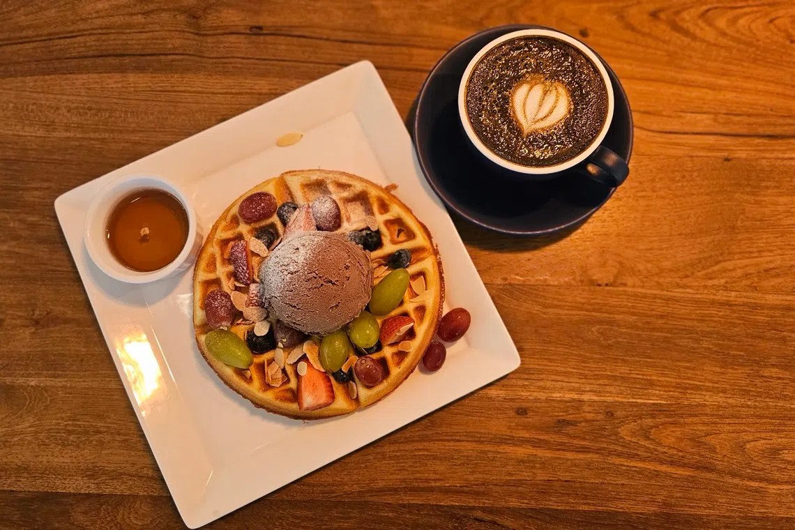 华夫饼搭水果与雪糕，加上一杯焙茶浓缩咖啡，甜香醇苦交融。（黄亿敏摄）