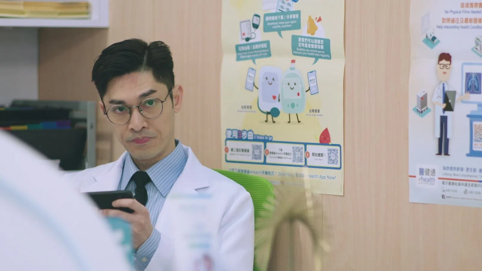 关楚耀饰演的董应伟在《法证先锋V》剧终被“赐死”，但他在《法证先锋VI幸存者的救赎》以诊所医生冼阳（图）登场。（互联网）