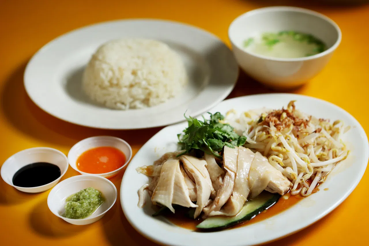 瑞记正宗鸡饭的鸡肉套餐可选择豆芽或油菜。（龙国雄摄）