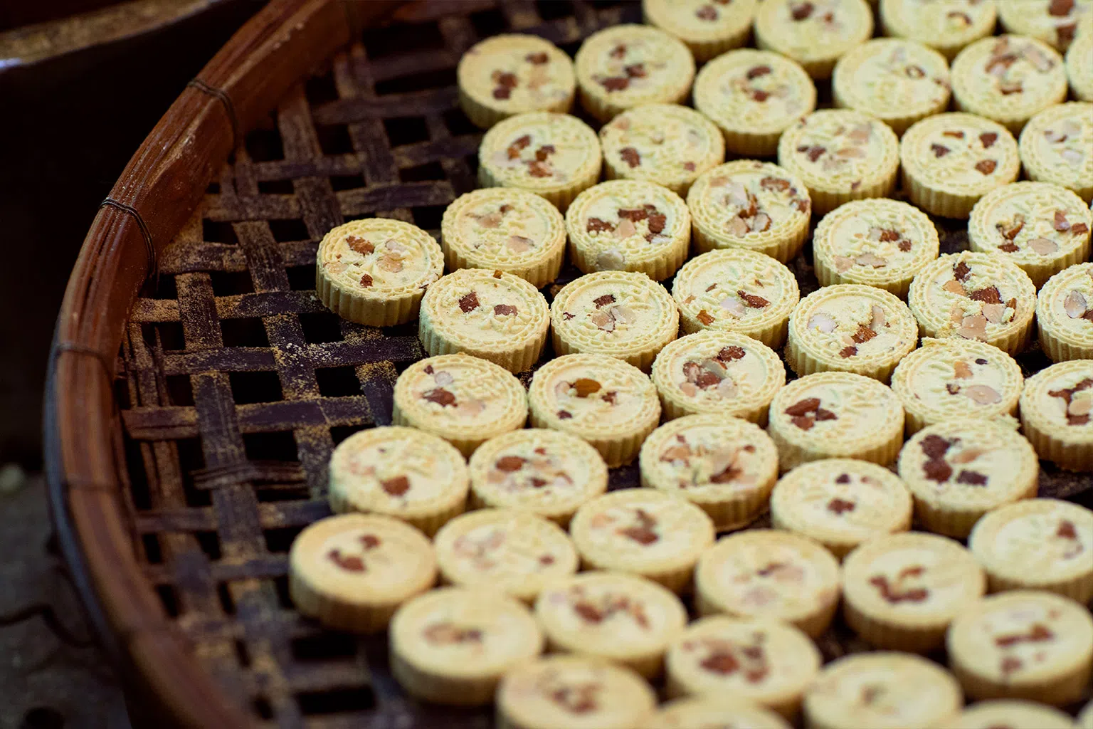 澳门著名传统杏仁饼布满了香脆可口的杏仁粒，让人齿颊留香。（图/澳门特别行政区政府旅游局提供）