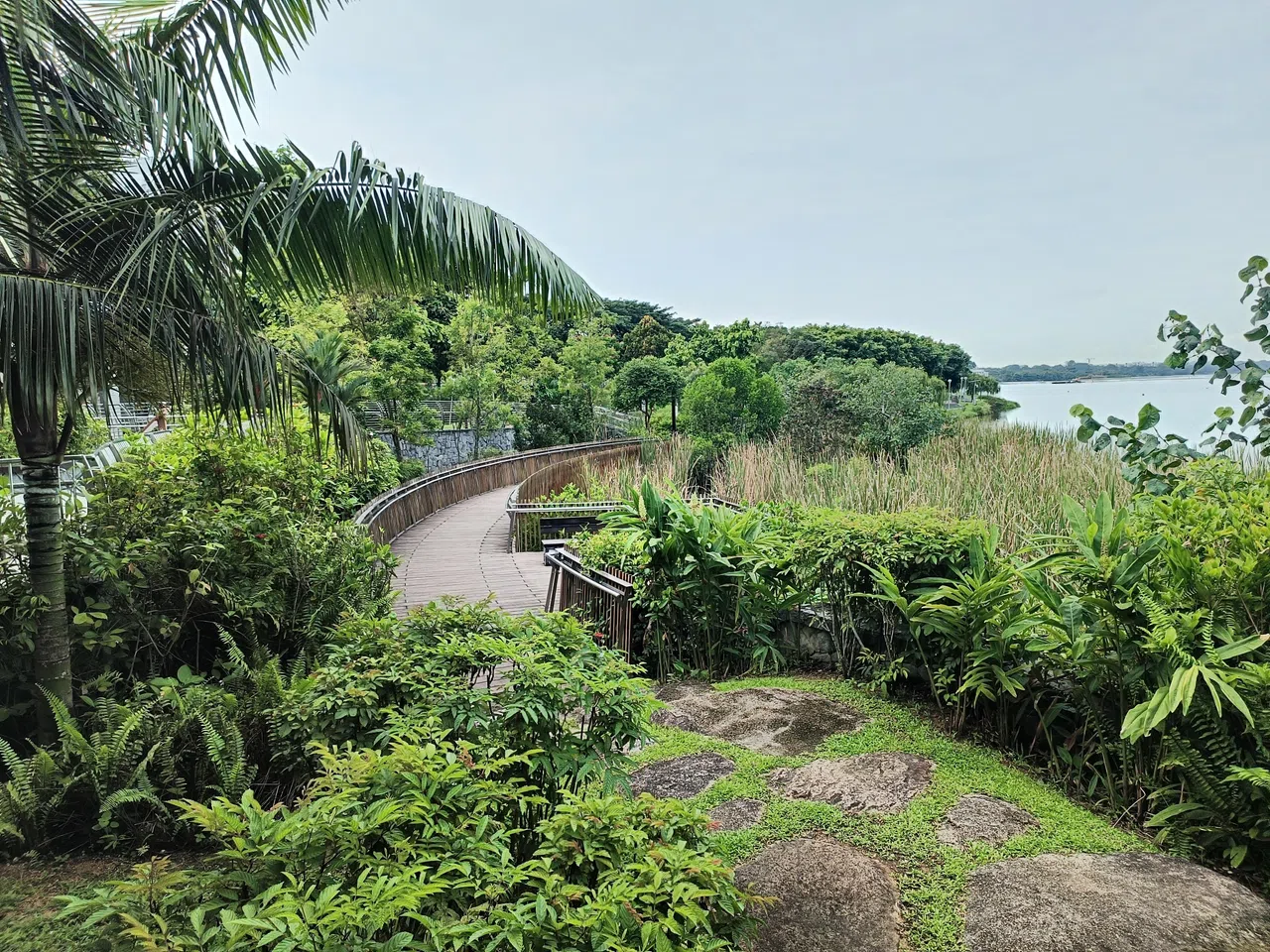 位于实里达俱乐部路的划手湾公园，是本地15个“静思景观”之一。蜿蜒的小径形成自然的线条，鼓励访客抬头欣赏蓝天白云。步道和设有座位的观景亭等设施，提供休憩和沉思的空间。（公园局提供）