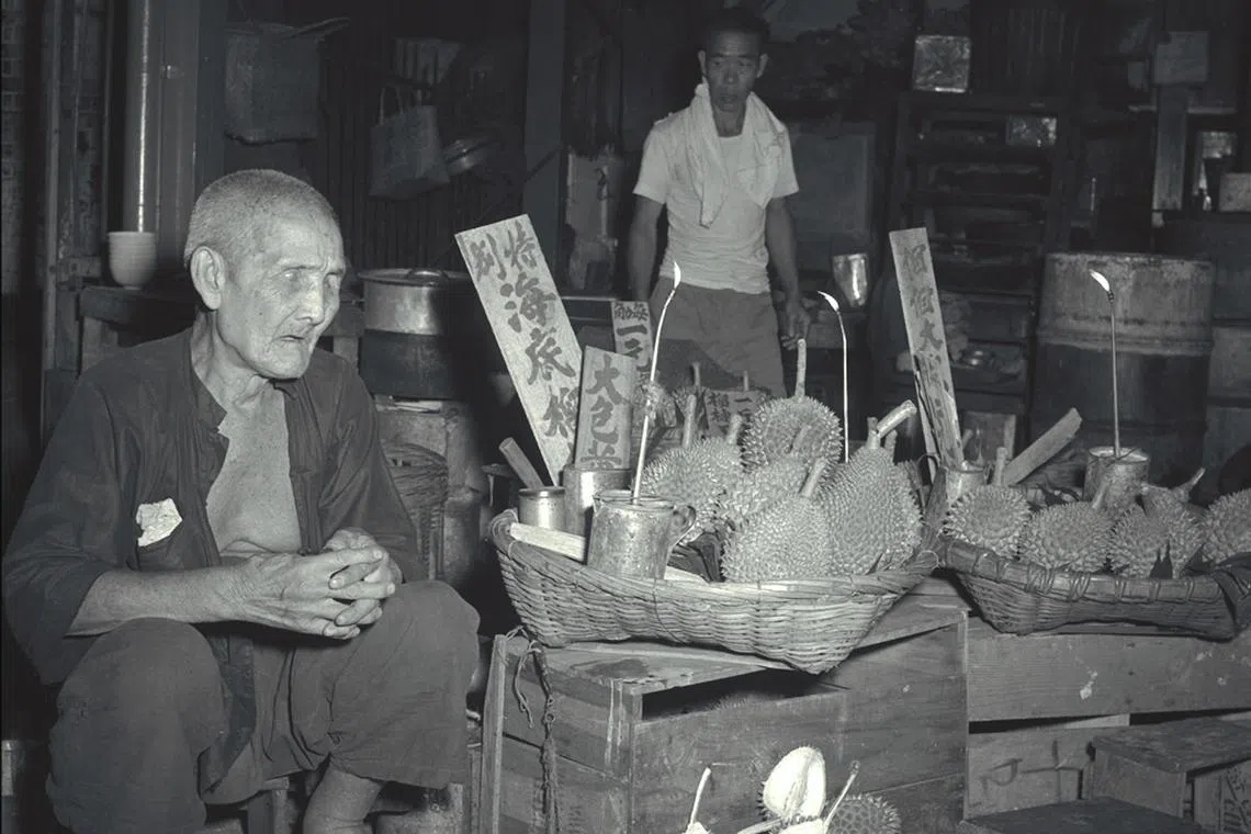 1955年珍珠坊简陋的榴梿档，猫山王还没出现，“特别海底榴梿”“打包黄”看来都是味道纯朴的甘榜榴梿。（档案照片）