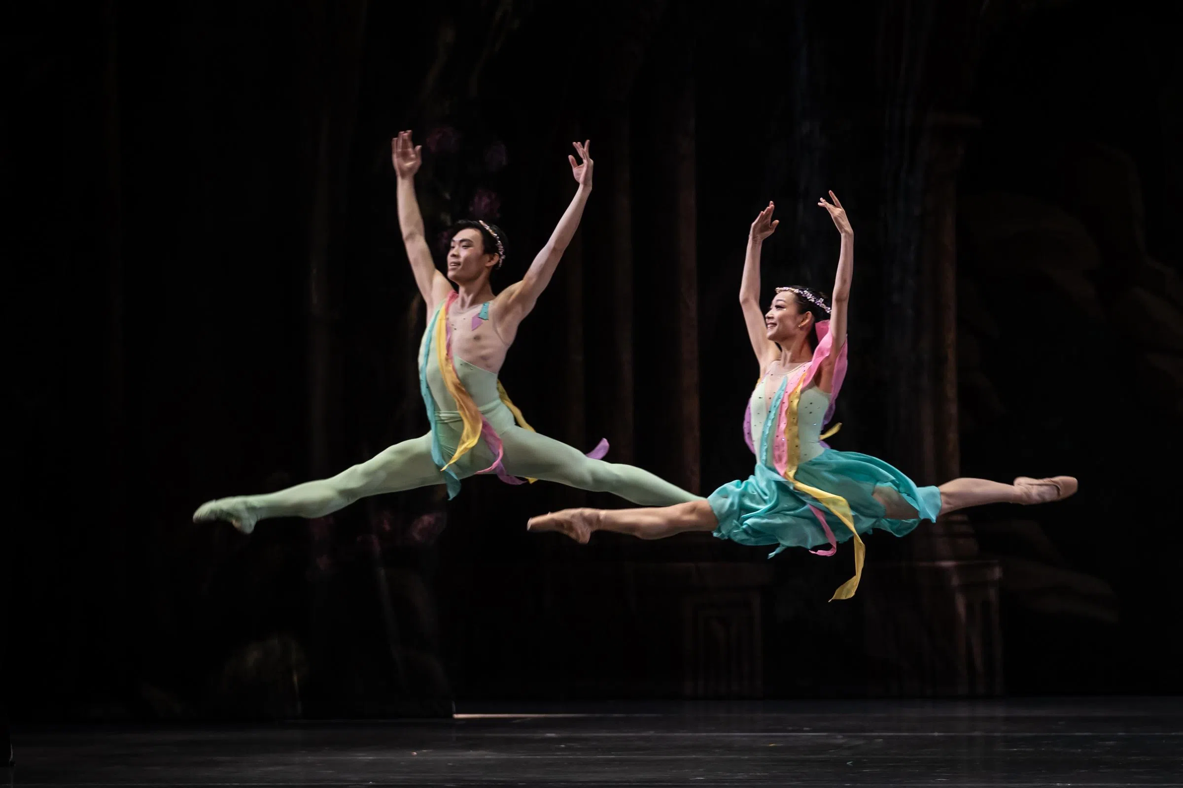 宗凯文（左）曾在2023年底的《灰姑娘》与中滨瑛合演“春神”。（吴凯怡摄／新加坡芭蕾舞团提供）