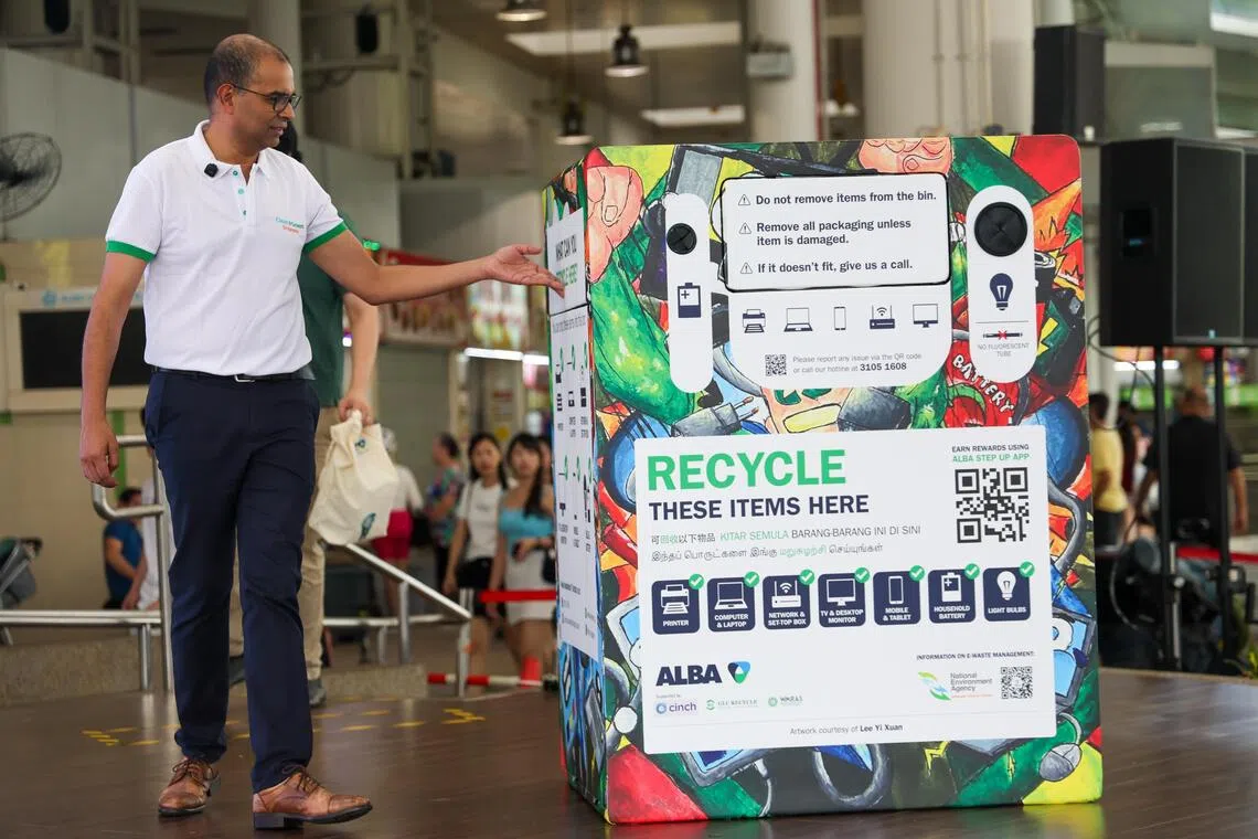 永续发展与环境部兼教育部高级政务部长普杰立医生与第1000个回收箱合影。（张俊杰摄）