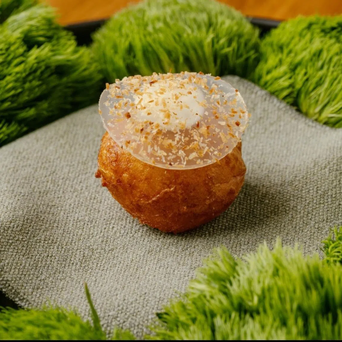 郭翰文开始探索印度和马来风味，曾以牛肉仁当和南印度的小吃炸豆饼为灵感创作菜品。（取自餐馆IG）