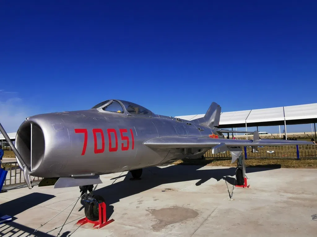 解放军用退役的歼-6战机改装成歼-6无人机，今年9月在长春空展首度亮相，引起许多军迷关注，被指可能成为台海冲突的秘密武器。（互联网）