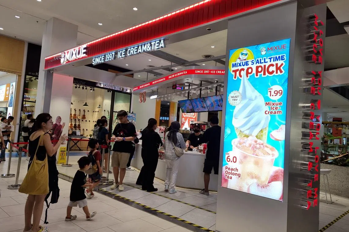 蜜雪冰城在柔佛新山佰乐泰广场的分店。（档案照片）