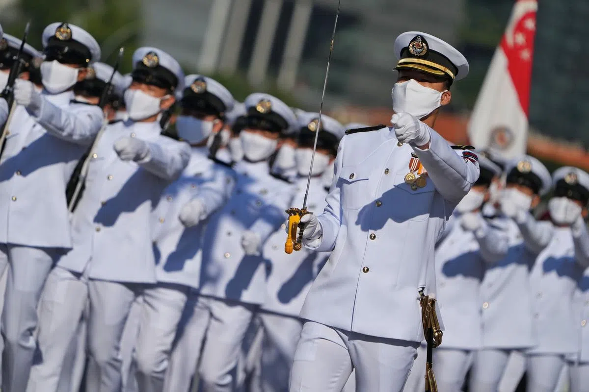 国庆检阅礼的参与者连续第二年须戴上口罩步操，但即使会有些许不便，他们仍然以最高水准认真地完成整个仪式。（谢智扬摄）