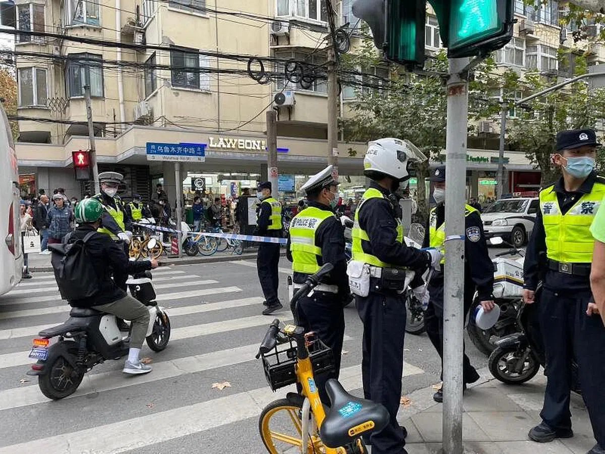 上海市中心乌鲁木齐中路27日下午开始封路。（《联合早报》记者摄）