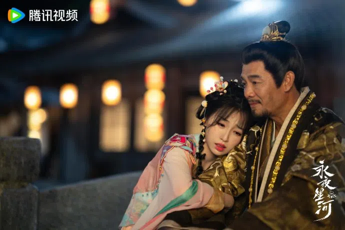 虞书欣（左）饰演的凌妙妙因失去爸爸，穿书后发现林虞的爸爸和其父长相一样，为此非常珍惜。（《永夜星河》官方微博）