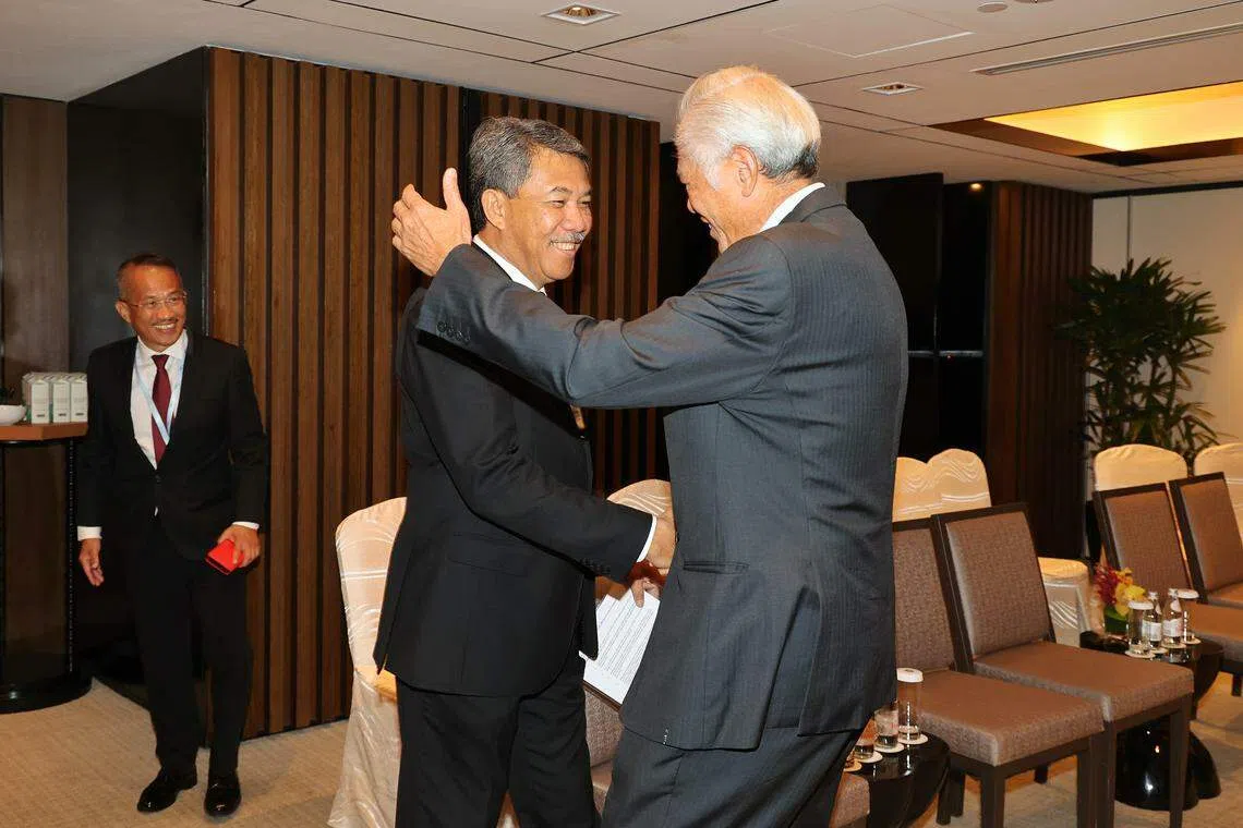 黄永宏（右）热情问候莫哈末哈山。（唐家鸿摄）