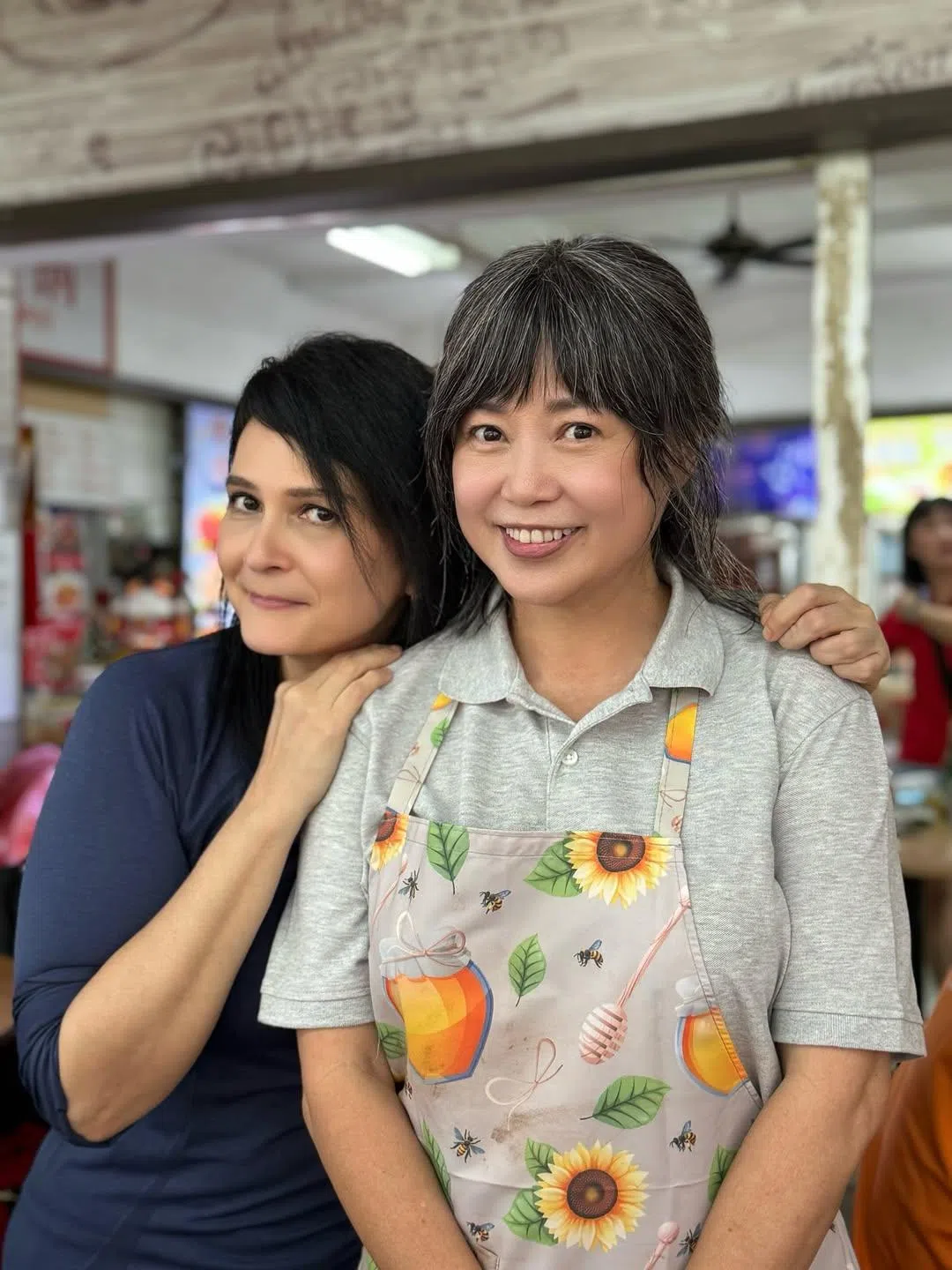 向云（右）在社媒分享与剧场界才女李美莲（左）的合照，两人合作英语剧“Oh Captain”。（取自向云IG）