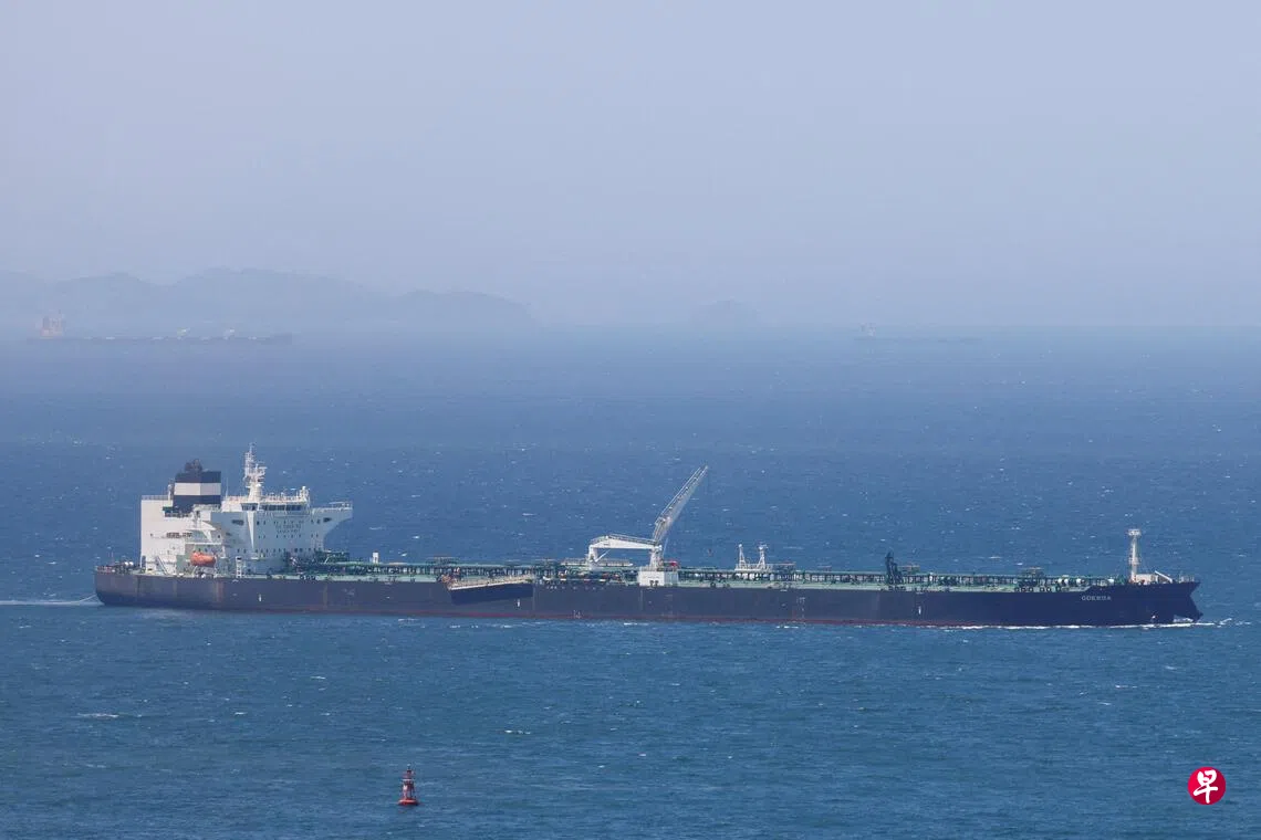5月8日，载有阿拉伯联合酋长国原油的油轮“敖德萨”号（Odessa）在关闭自动识别系统应答器的情况下通过霍尔木兹海峡后，驶入韩国瑞山大山港水域。 （路透社）
