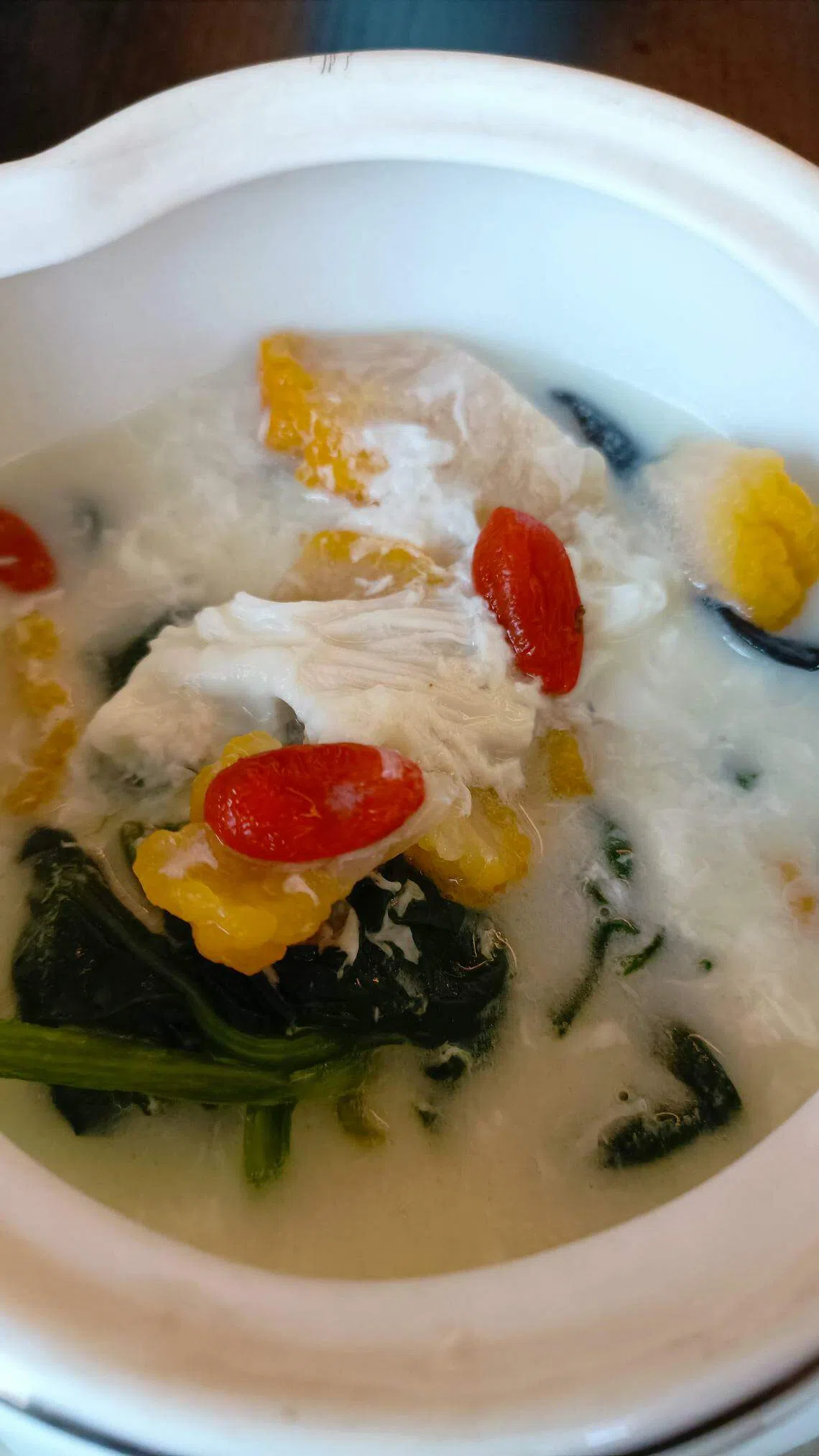 杏汁双耳蛋白浸菠菜苗。（黄亿敏摄）