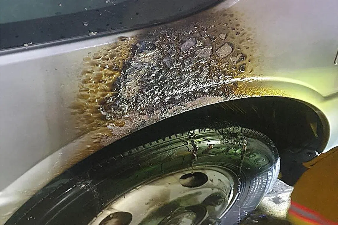 巴士轮胎和轮胎上的一部分被烧得焦黑。（法庭文件）