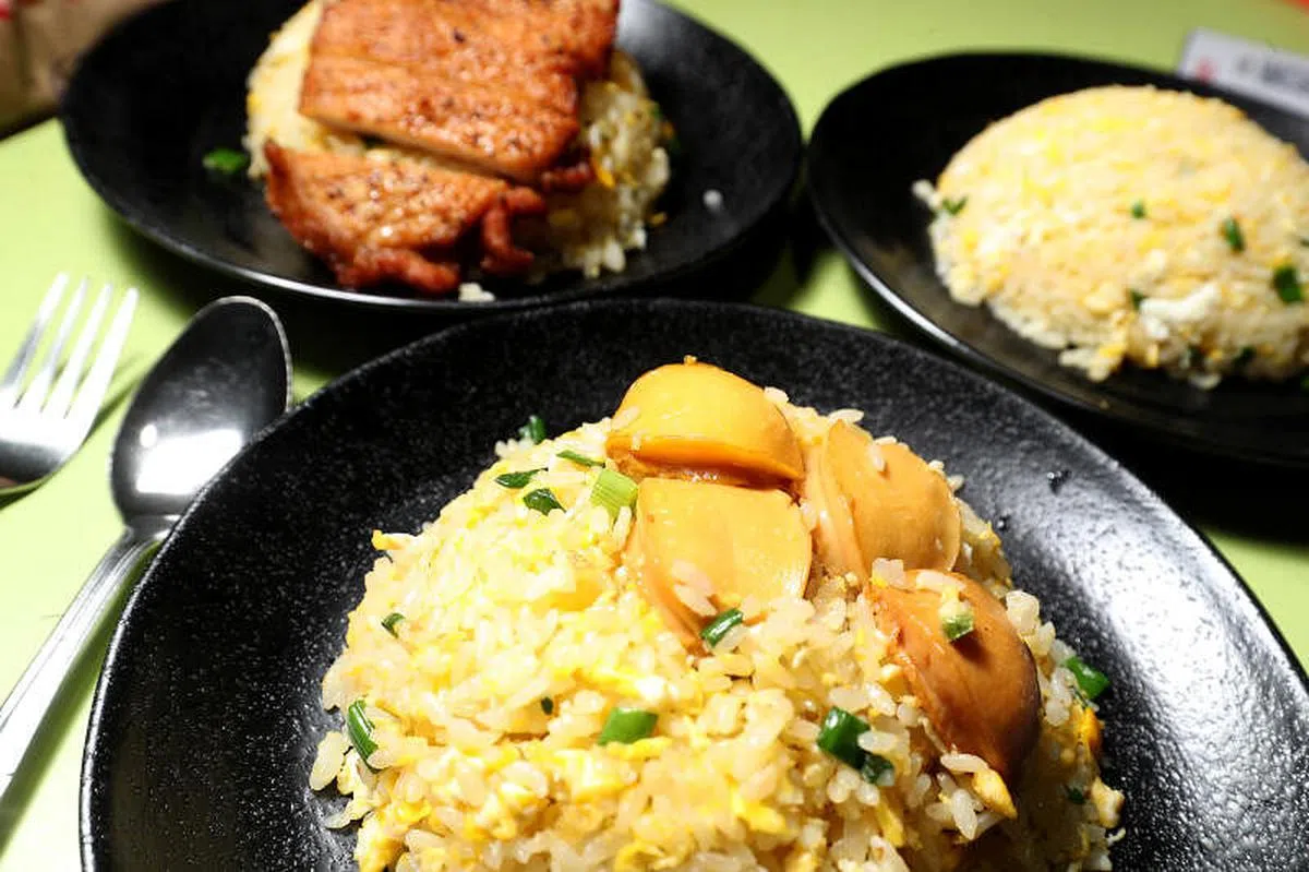 无论是基本的蛋炒饭，或添加了猪排和鲍鱼等肉类的炒饭都香气逼人，卖相也有餐馆的风范。（陈来福摄）