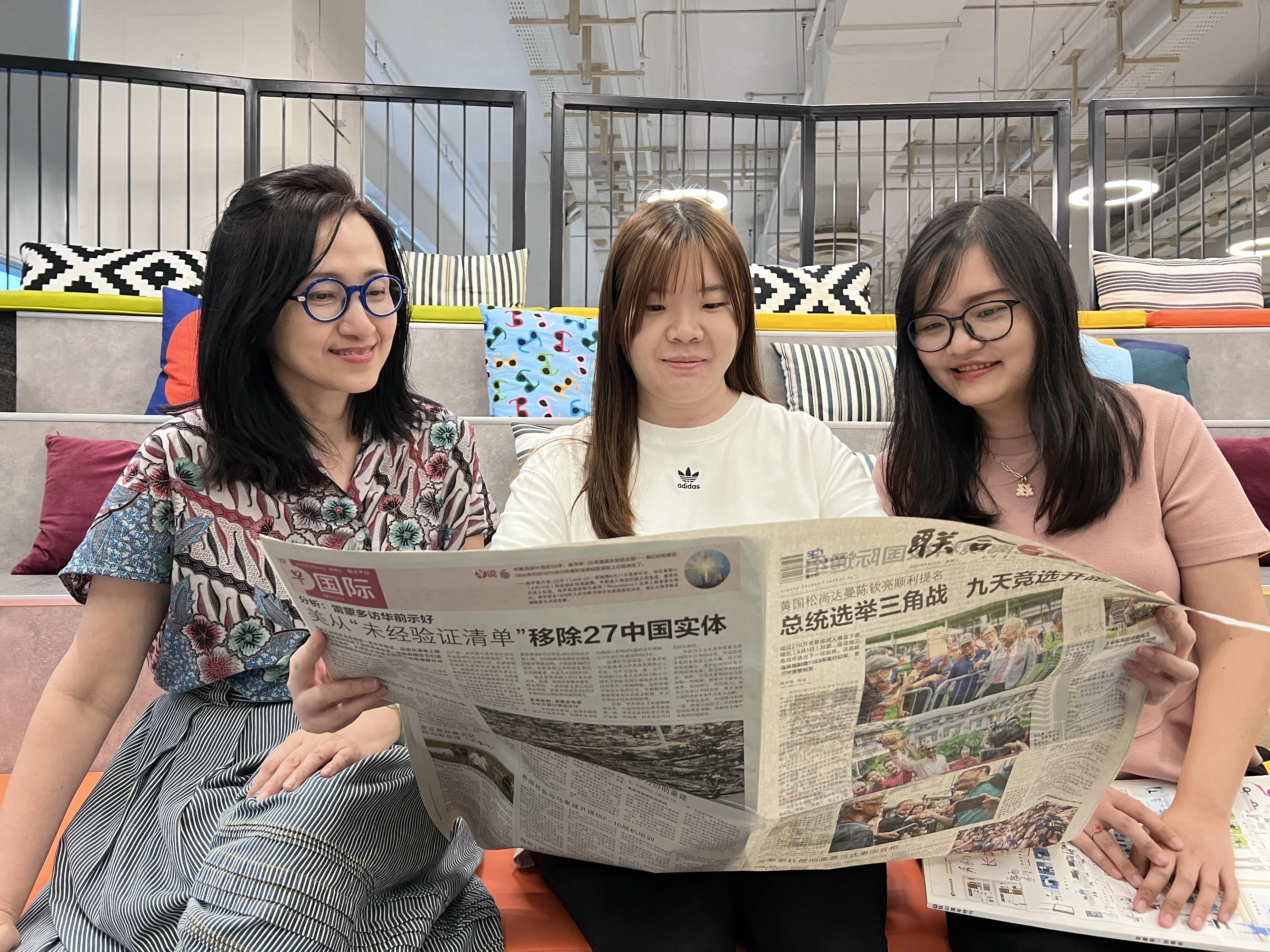联合早报口述历史项目小组成员，左起为统筹周雁冰、苏伟婷及钟思恩（曾敬涵不在照片里）。（易吉娜摄）