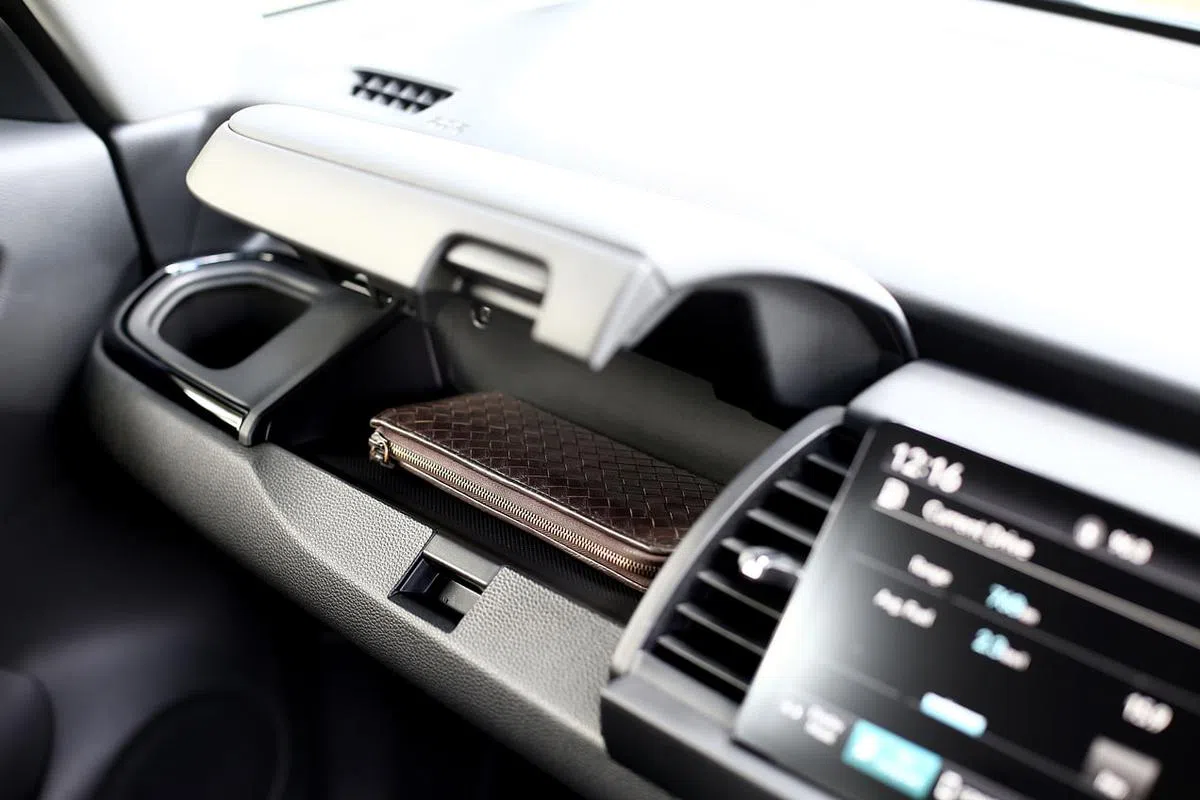 车子的储物格多，仪表板下有个扁平的收纳格，可以放置钱包或是护照，非常方便。