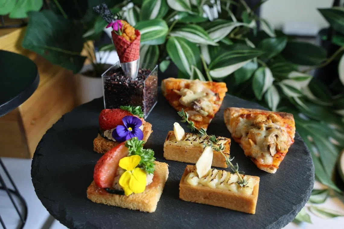 Mottainai的植物肉制作技术不需经过挤压环节，比传统技术的能耗和成本更低。照片中的披萨和糕点都搭配了植物肉，吃起来像一般肉类，但口感相对软绵，仍能吃出差别。（梁麒麟摄）