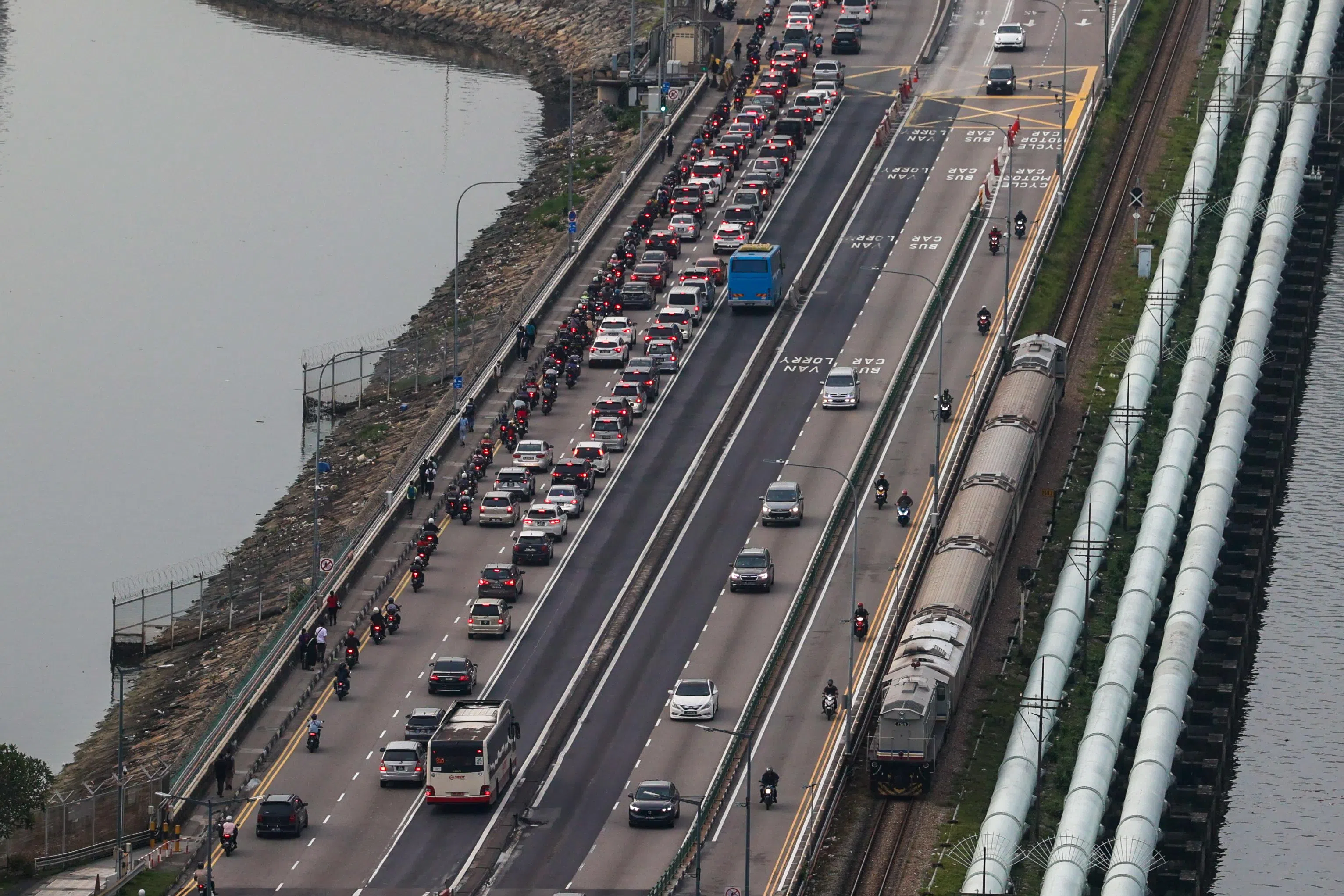 星期五（6月14日）傍晚6时30分，新柔长堤开始涌现人潮和不少车辆。（卓祾祎摄）