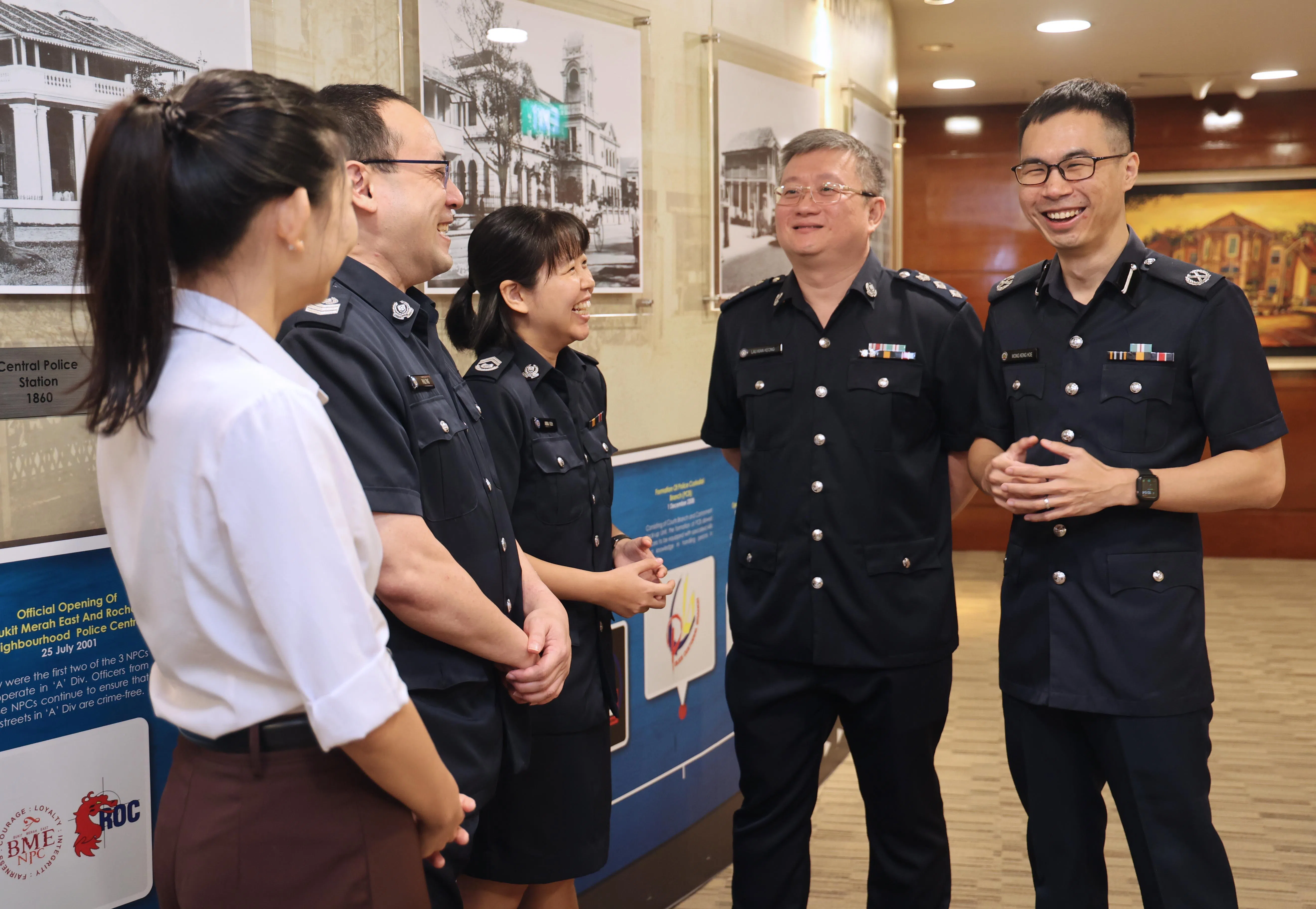 中央警署今年获颁最佳警署奖。署长黄敬豪副助理警察总监（右一）将荣誉归于警署全体警员的集体付出和努力。（邬福梁摄）