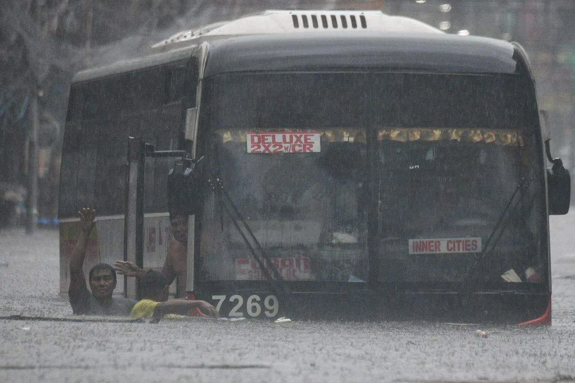 台风“格美”带来的暴雨使得巴士等巨型车辆也只有一半露在水面上。（法新社）