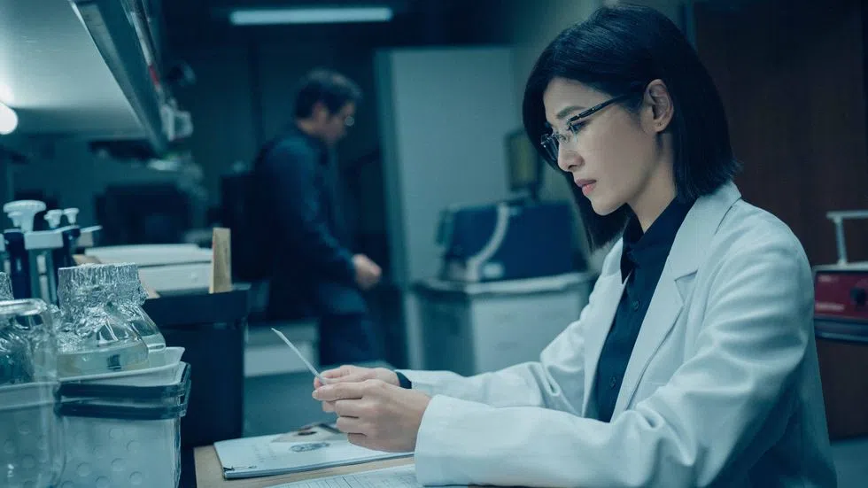 苏慧伦饰演沉着冷静的法医薛欣宁，表现称职。（互联网）