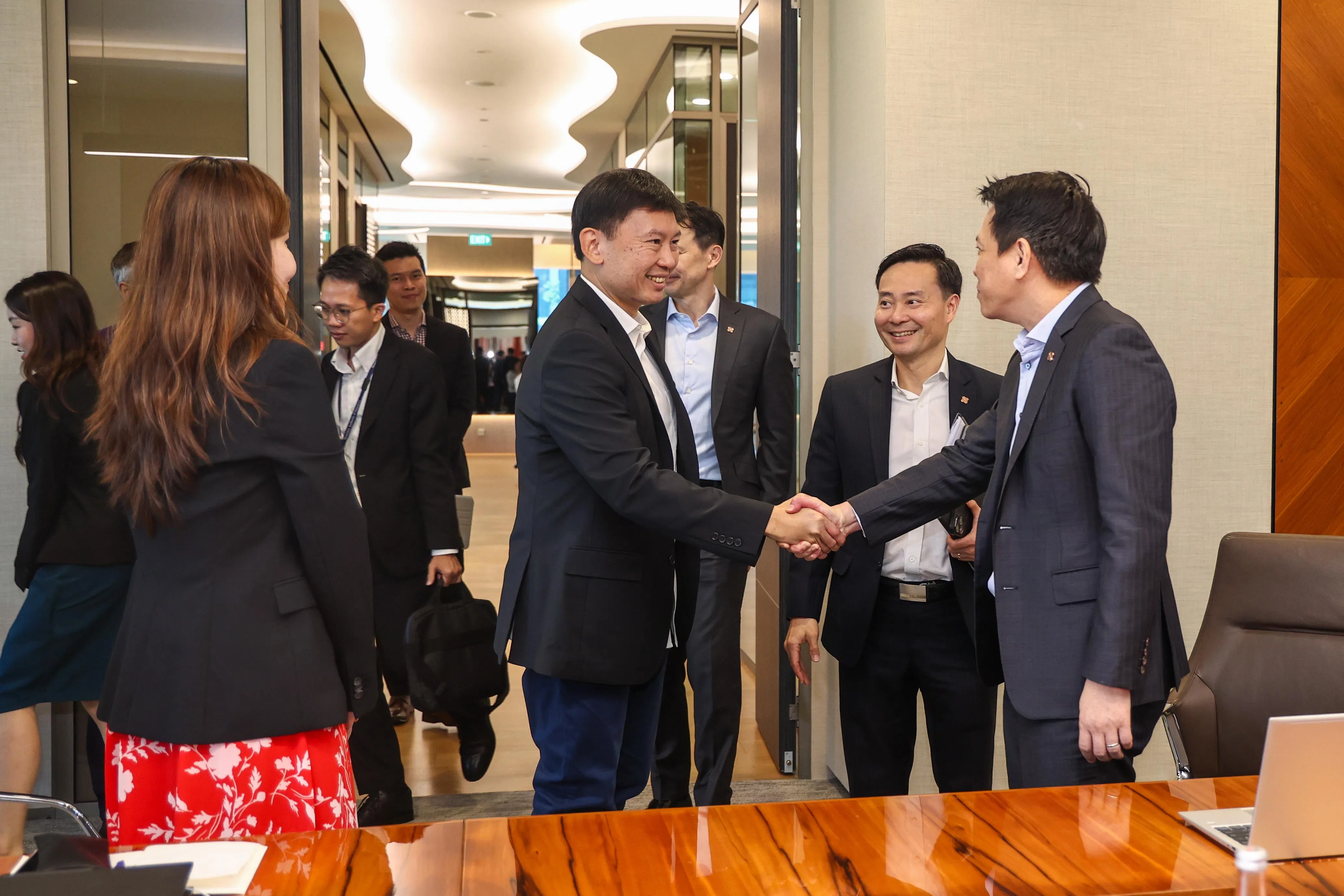 国家发展部长、新加坡金融管理局副主席徐芳达（左二）参访星展集团总部，了解银行的财富管理业务，并与多名私人银行业务的关系经理人交流。（白艳琳摄）