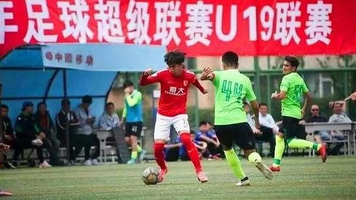 U19国青队领队刘殿秋透露，国青队适龄段内的球员一共只有142人。图为恒大U19一队在比赛中。（互联网）