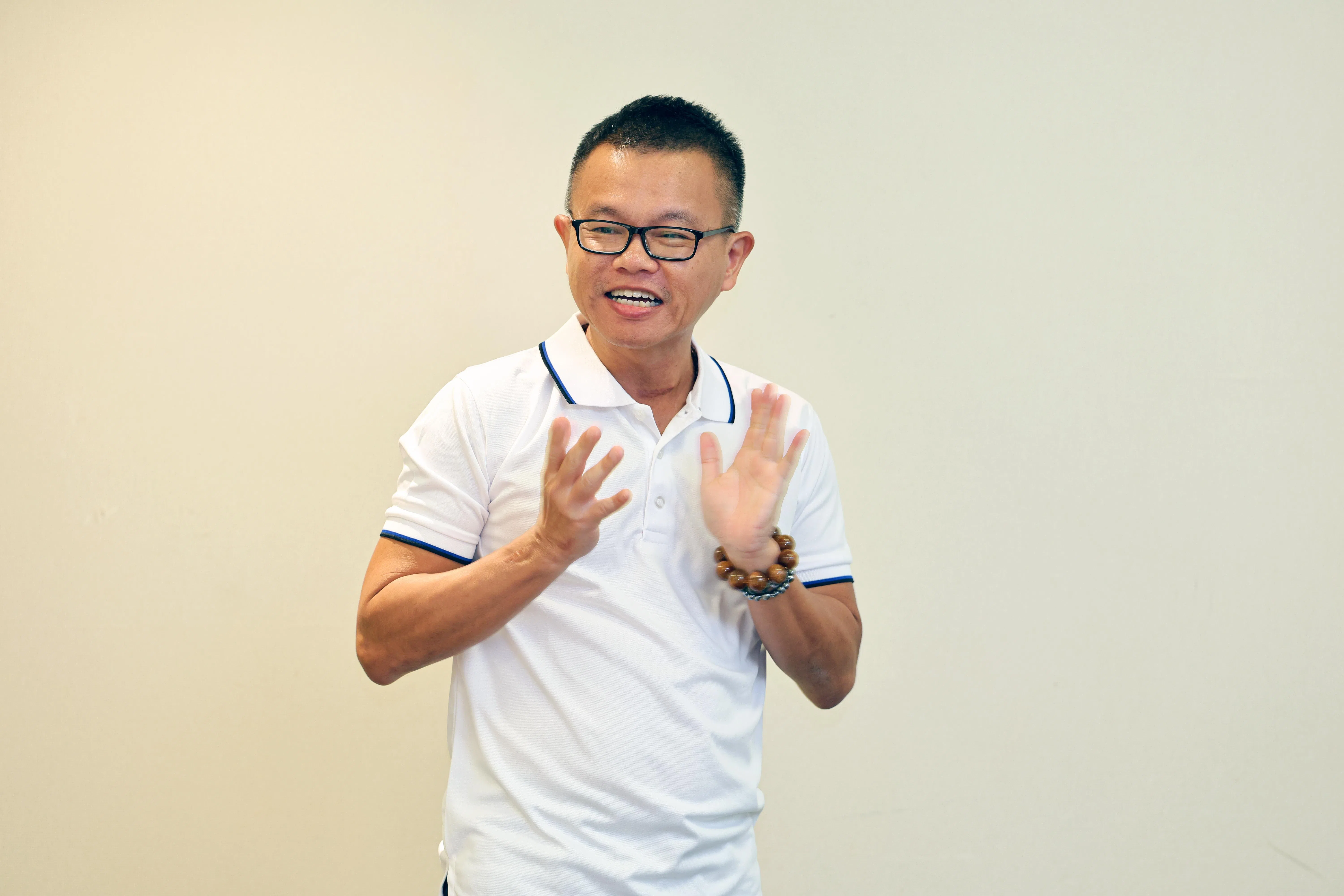 傅泽栋说，他用老师当年的教导方式，来教自己的孩子。（龙国雄摄）