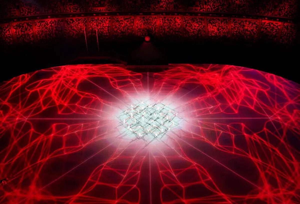 东京奥运开幕式上，充满现代感的舞蹈表演。（路透社）