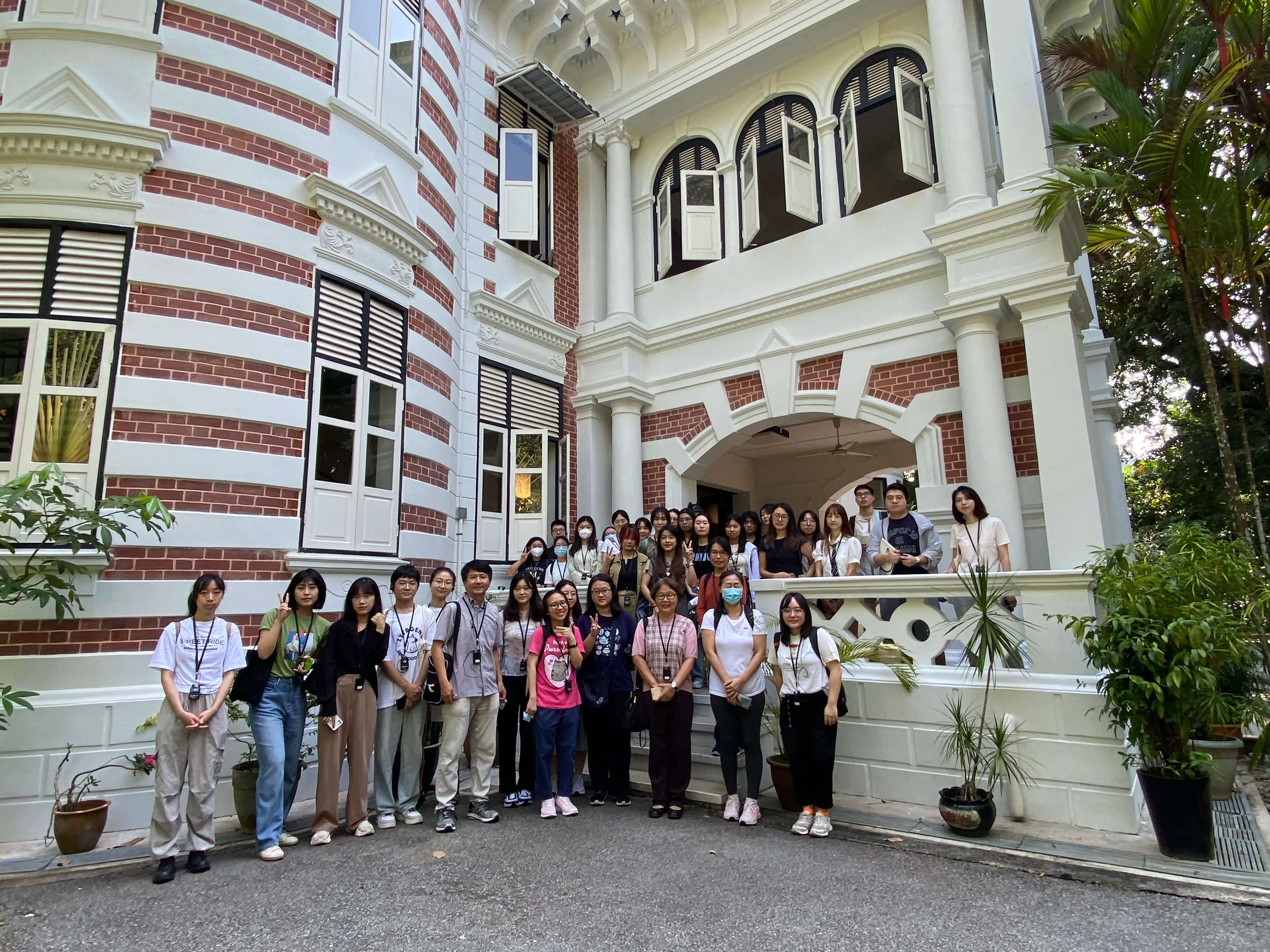 黄贤强副教授（左六）为学生们讲述金钟别墅的百年历史，师生在别墅前合影留念。（国大中文系提供）
