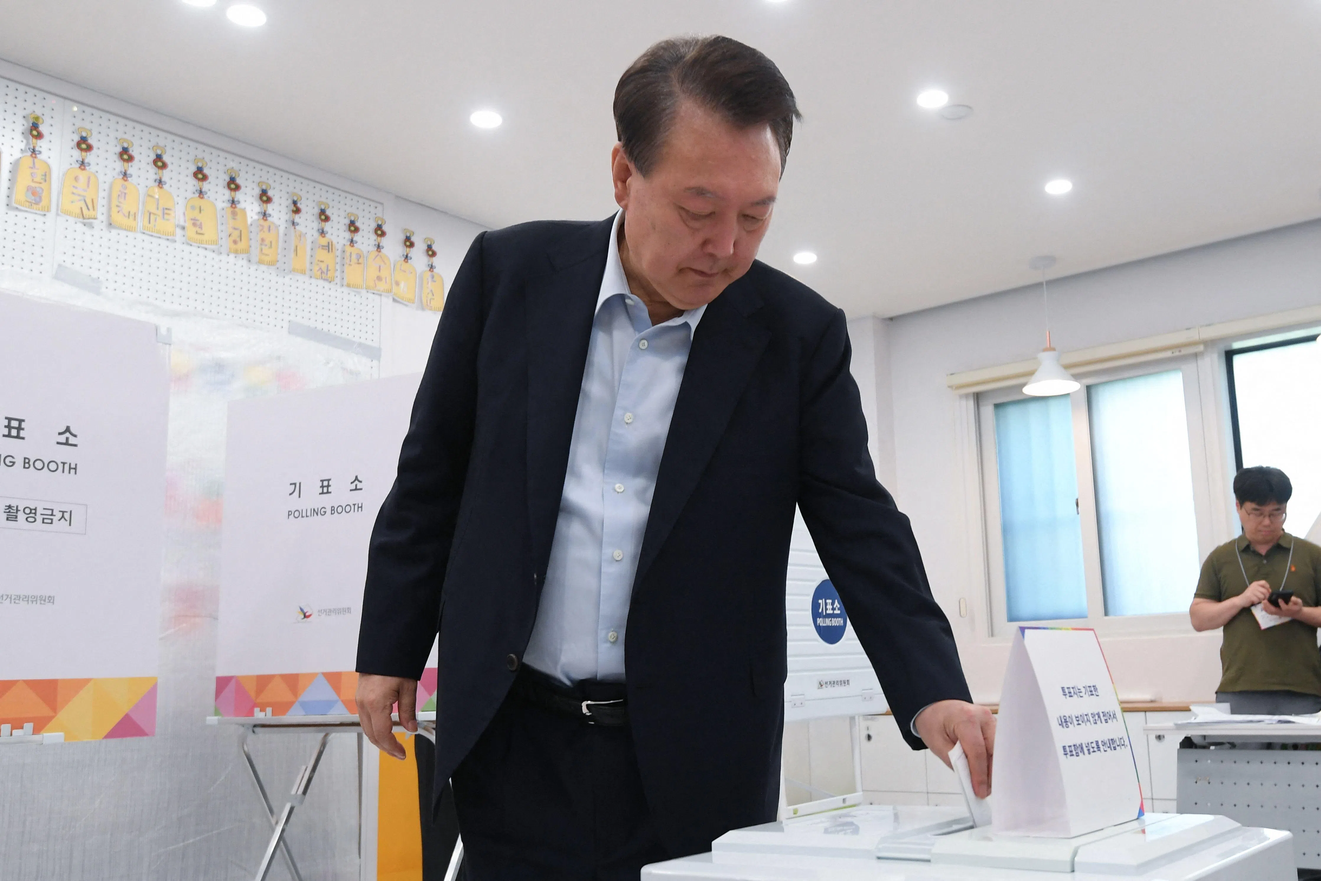 因紧急戒严令被弹劾下台的韩国前总统尹锡悦，6月3日上午到首尔的一个投票站投票。（法新社）