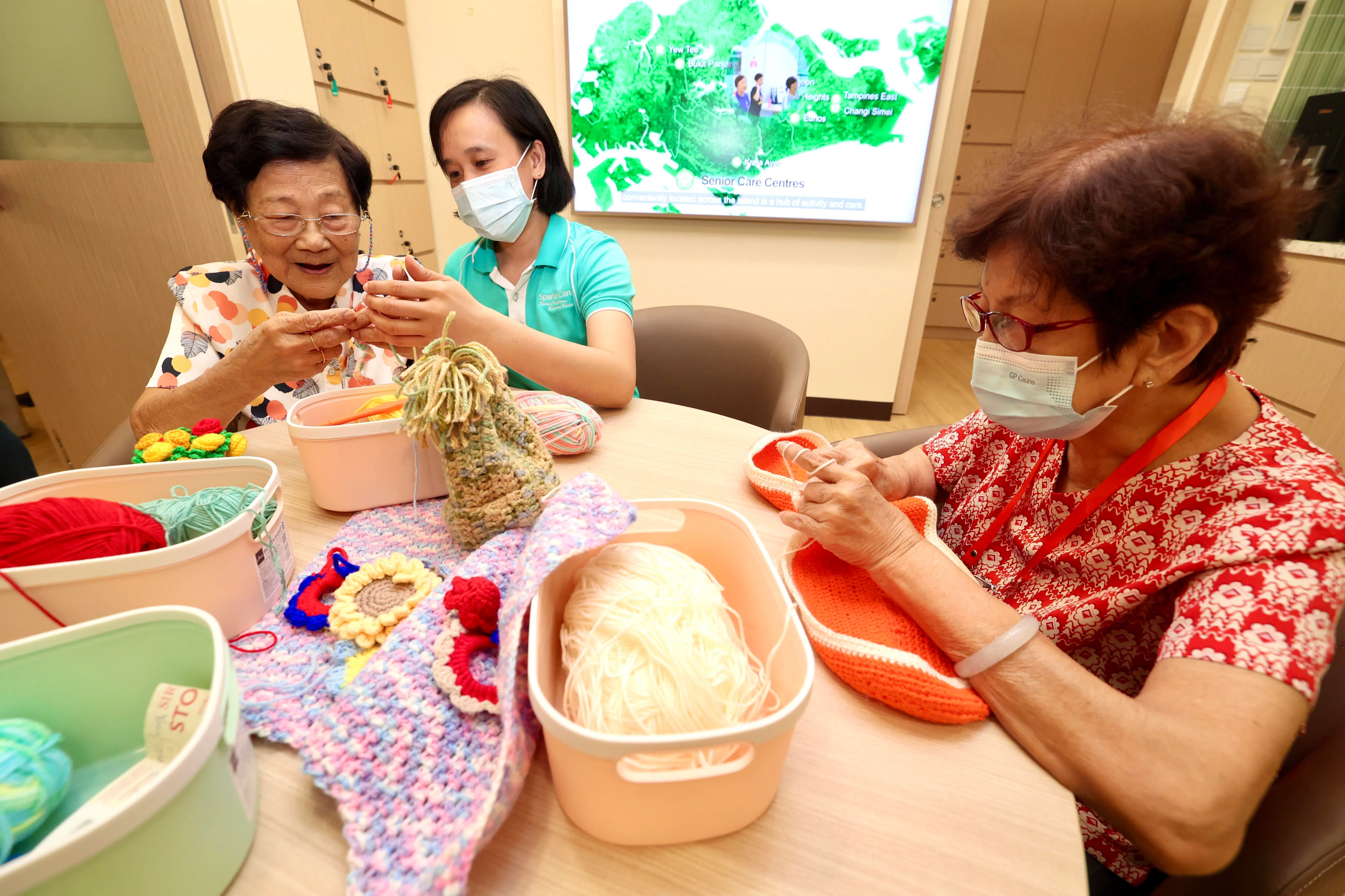 50岁及以上、公积金退休储蓄少于最低存款的新加坡人，将在2026年12月，获得多达1500元的公积金储蓄填补。（陈斌勤摄）