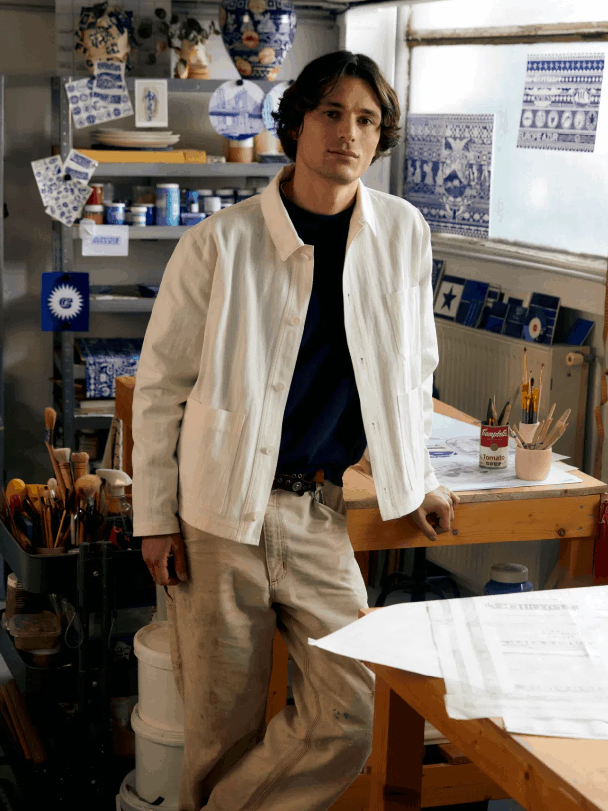 Longchamp与巴黎陶瓷家兼插画家康斯坦丁携手推出2025年联乘胶囊系列。（Longchamp提供）