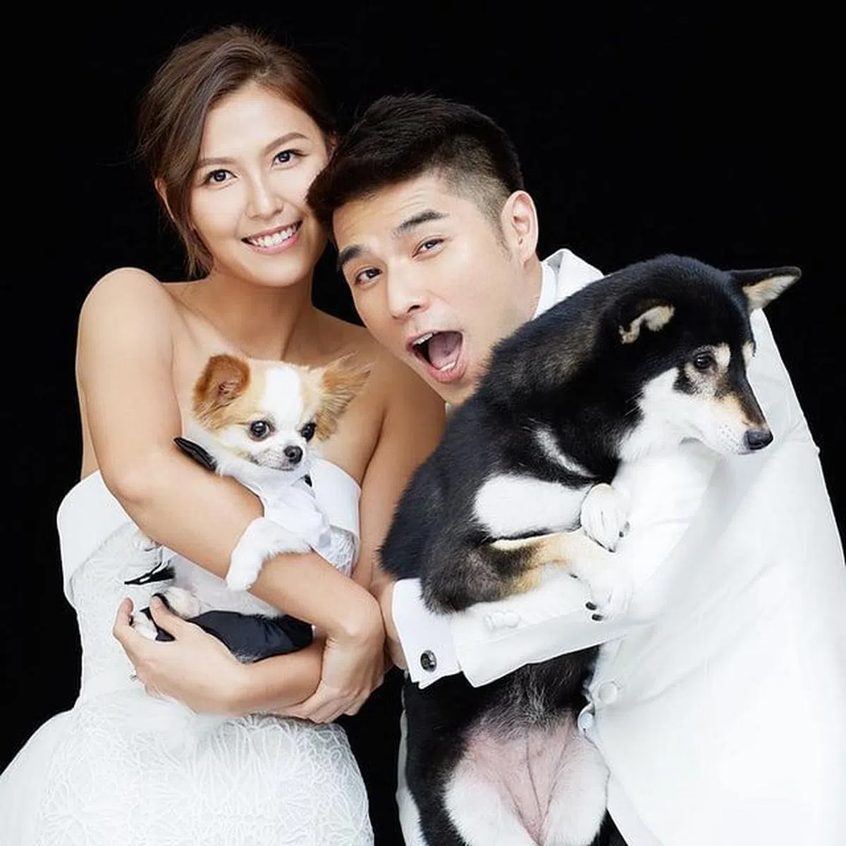 姜文杰和太太与爱犬合拍婚纱照。（IG）