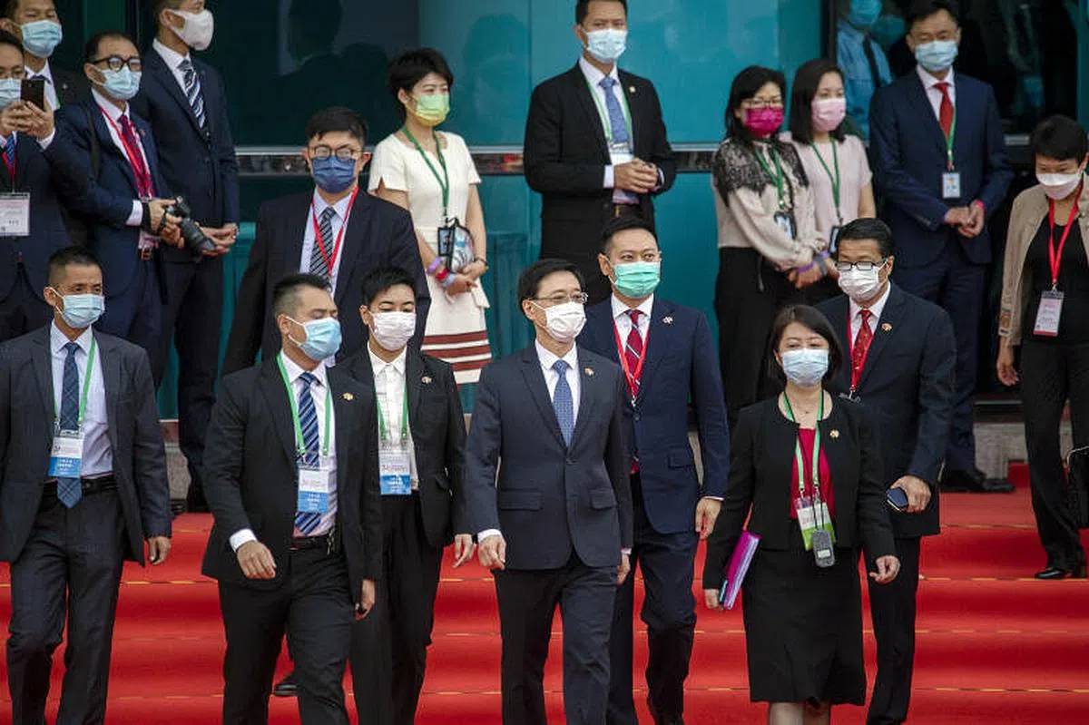 香港特区政府今早在金紫荆广场举行升旗仪式，庆祝香港特区成立24周年。新任香港特区政务司司长李家超（中）首次以署理行政长官身份主礼仪式。（彭博社） 