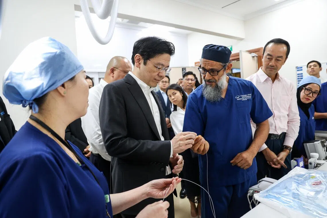 黄循财总理（前排左二）星期一在文莱北部贾鲁东参观当地医疗设施，包括鹰格贾鲁东公园医疗中心。卫生部兼人力部高级政务部长许宝琨医生（前排右二），以及文化、社区及青年部兼永续发展与环境部高级政务次长吴函燕（中）等政务官陪同。（数码发展及新闻部提供）