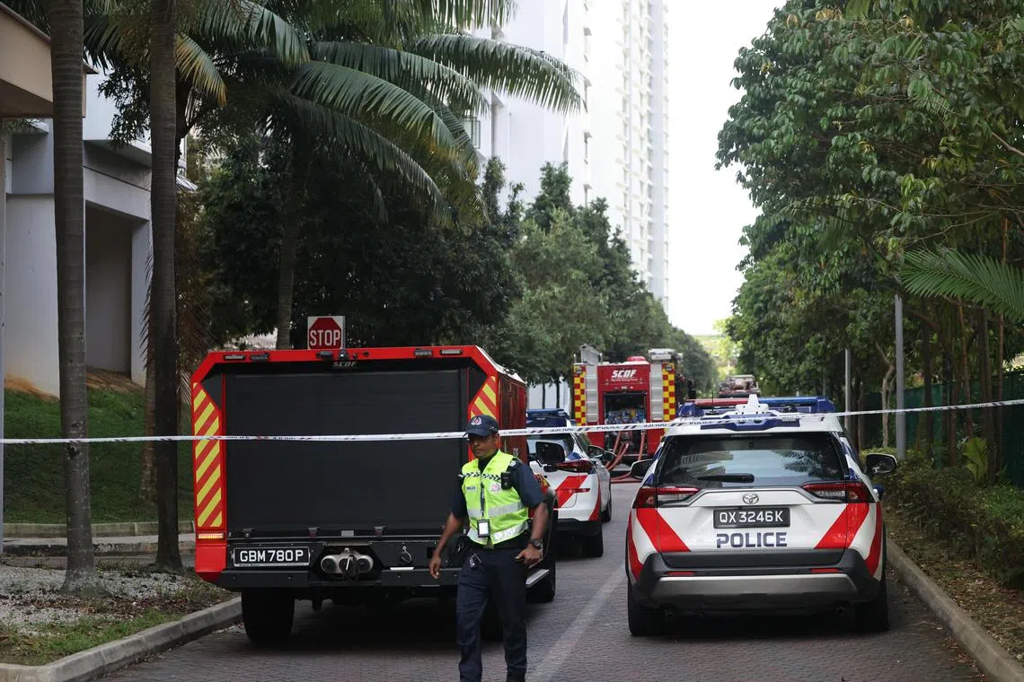 警方拉起封锁线，方便民防人员展开救援工作，也避免公众走近，以策安全。（陈斌勤摄）