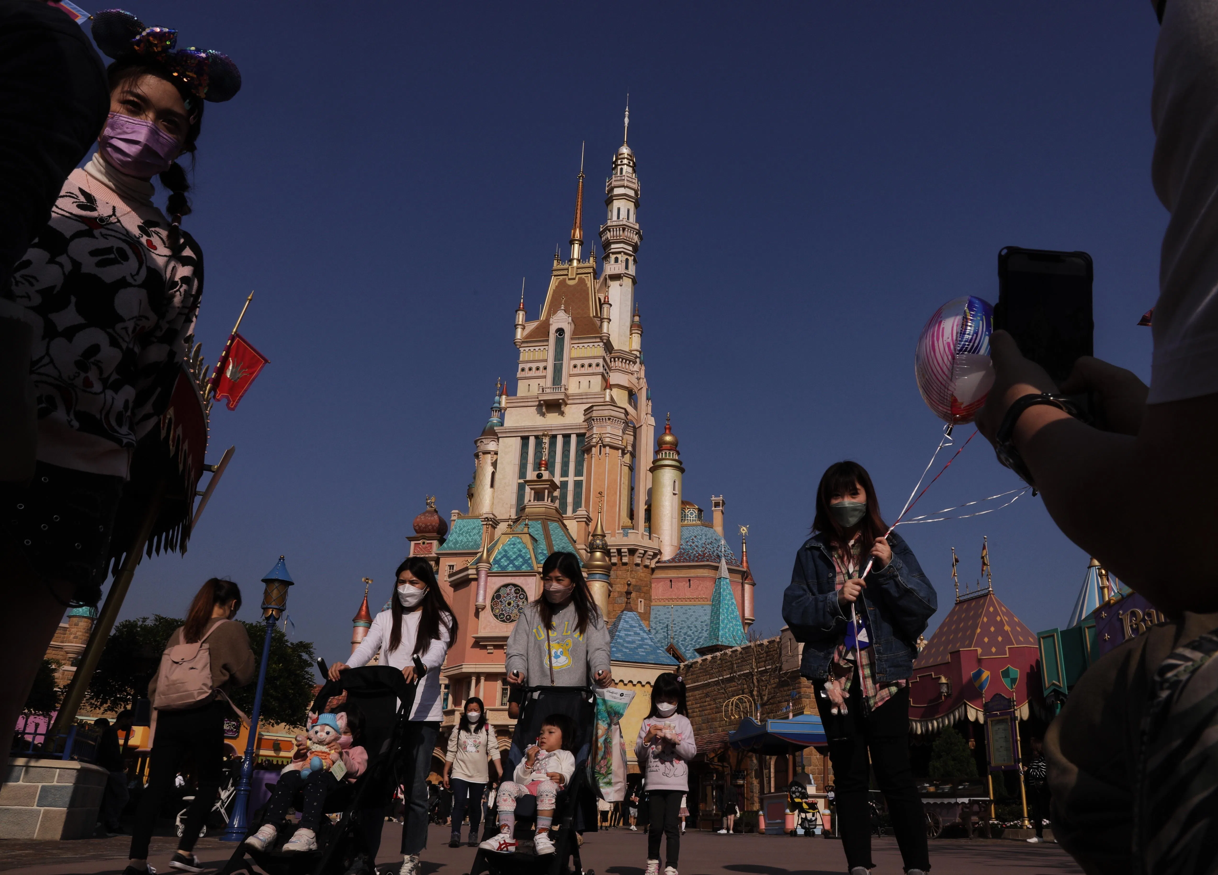 香港迪士尼乐园度假区的游客人数增加，价格上涨，带动迪士尼国际收入飙升29％，达到15亿2000万美元。（档案照片）