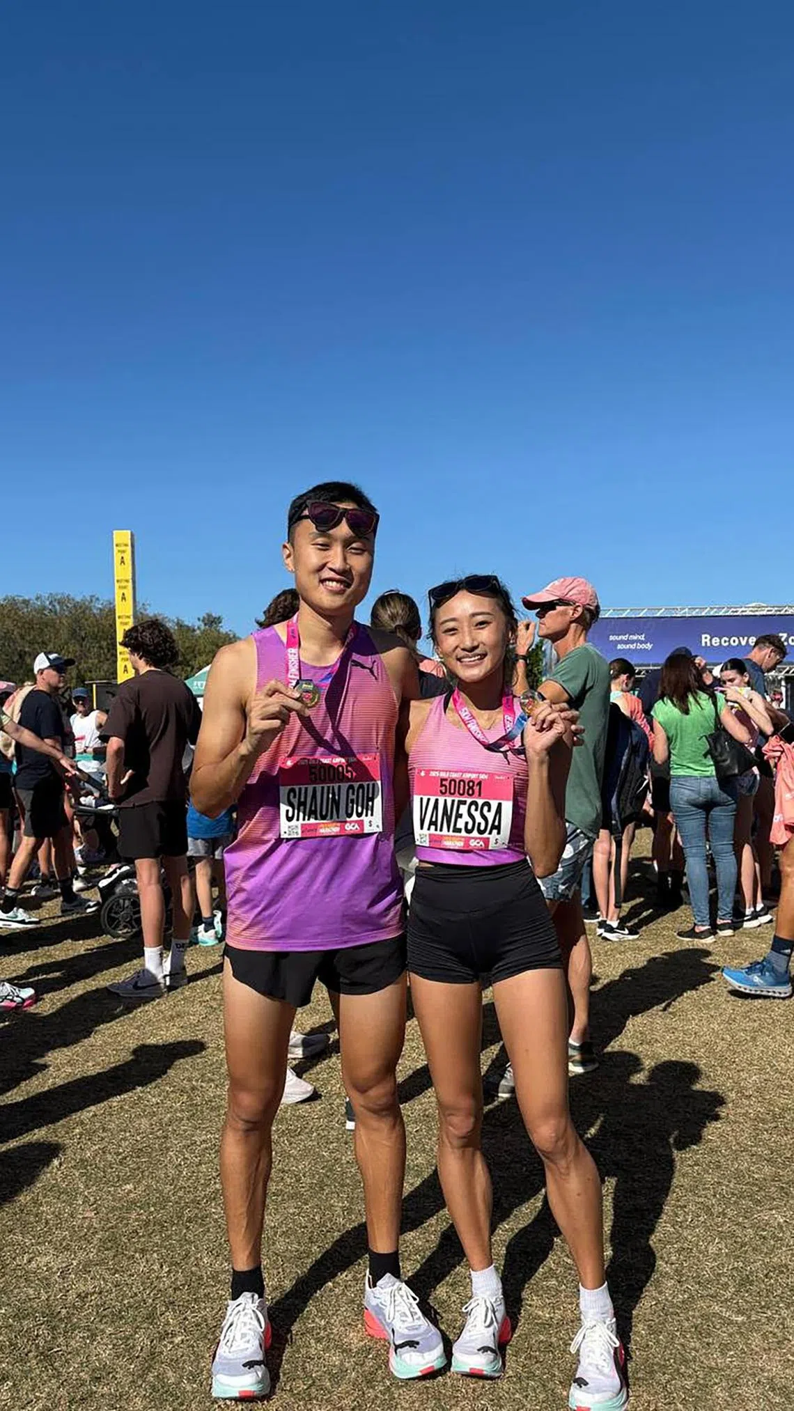 在澳洲参加五公里公路赛时，李瑛粧（右）曾遇到飞机晚点和生病的困扰，当时吴文熙（左）给了她很大的鼓励，并在她恢复状态、打破全国纪录后第一时间送上祝福。（档案照片）