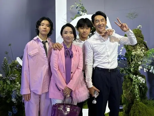 李李仁（右一）和陶晶莹带一对子女出席婚宴。（互联网）