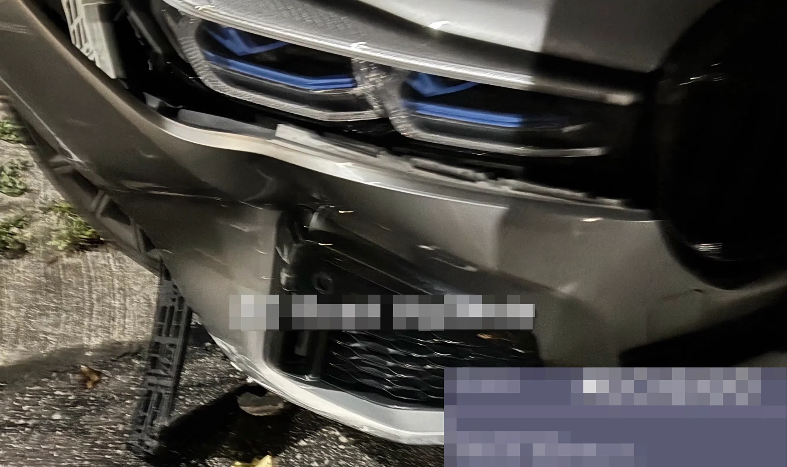 宝马汽车的保险杠因事故损毁。（取自脸书）