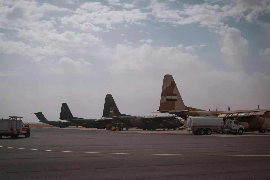 来自埃及（右起）、新加坡、德国和比利时的军用运输机，停放在约旦阿卜杜拉二世国王空军基地。（海峡时报）