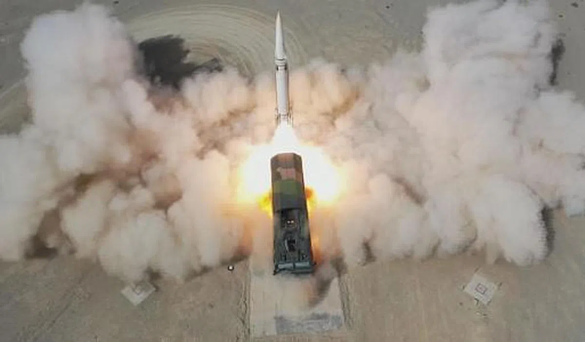 中国火箭军常规导弹第一旅近日在西北大漠成功发射两枚新型导弹。（中国央视新闻）