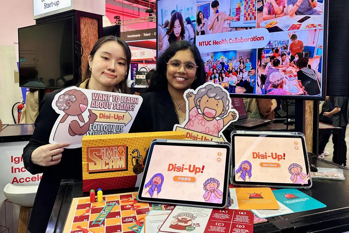 苏露蒂（右）和王惠（左）以及另外两名同学共同研发一款桌游，以年长者熟悉的“蛇与梯子”游戏为底本，融入丰富的数码知识和防诈骗的小贴士，让年长者在游乐中提升自己的数码技能。（安诗一摄）