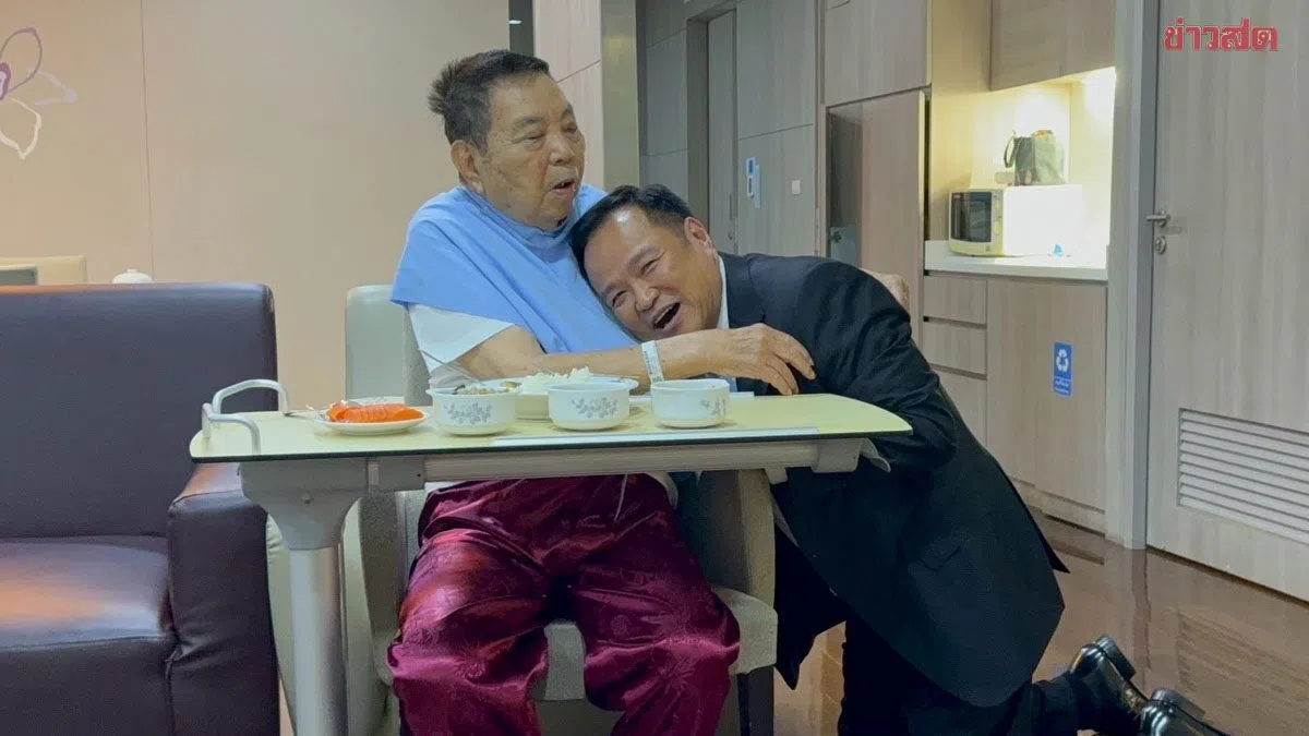 阿努廷分享了一张喜极而泣的照片，照片中他跪在父亲陈景镇面前，抱着父亲。（Khaosod网站）